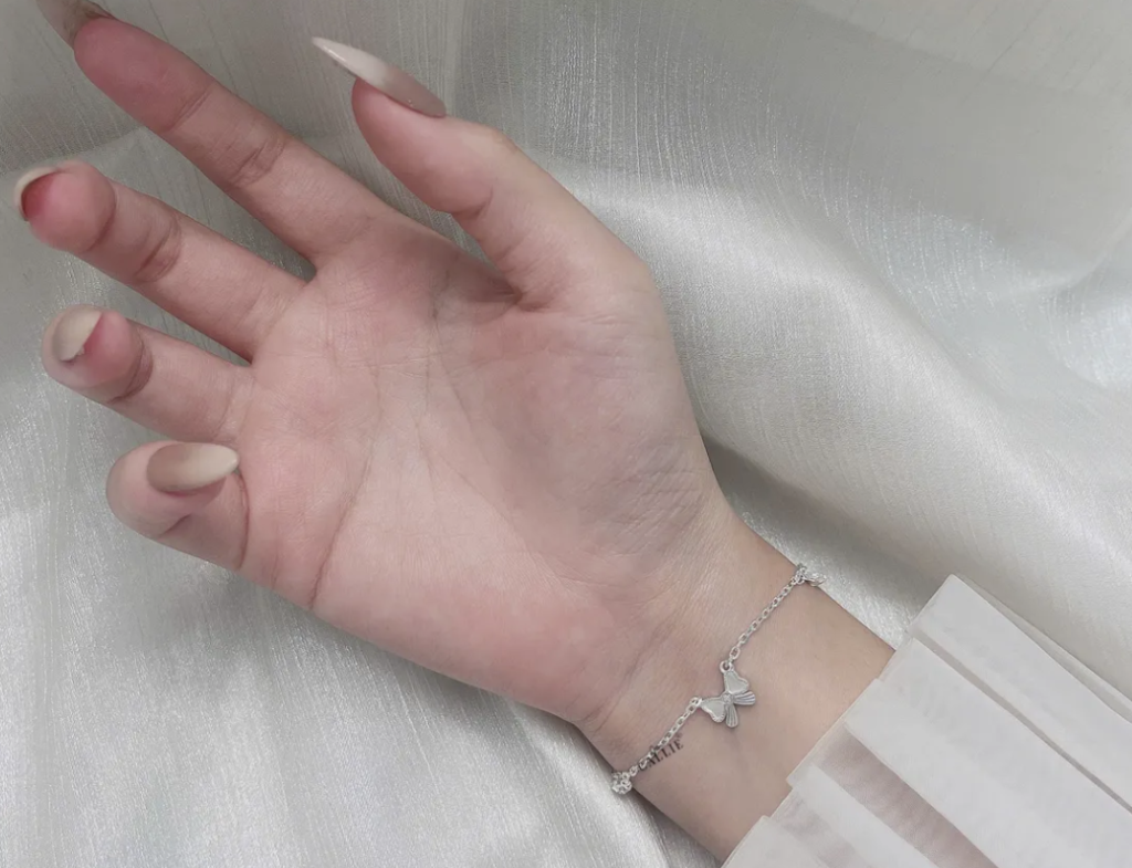 Lắc tay bạc nữ nên đeo tay nào? Bí quyết phong thủy