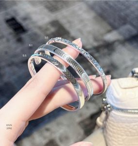 Nam giới nên mua vòng tay bạc S925 giá bao nhiêu là hợp lý?